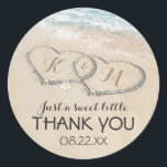 Sticker Rond Tropical Vintage Beach Heart Shore Wedding Favoris<br><div class="desc">Destination plage mariage préférez les autocollants avec un arrière - plan d'île de plage tropicale d'été, une plage de sable vintage avec deux coeurs sur le rivage, vos initiales et un modèle texte modifiable. Cliquez sur le bouton "Customiser" pour personnaliser davantage ce modèle. Vous pourrez modifier tout le texte, y...</div>