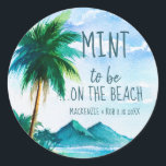 Sticker Rond Tropical Vintage Beach Wedding Mint Favoriser<br><div class="desc">"Mint to Be on the Beach" personnalisé mariage avec un sticker de faveur île tropicale montagne et arrière - plan de palmier et personnalisée avec votre nom et votre date de mariage.</div>