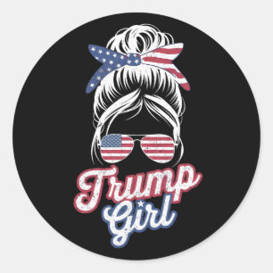 Sticker Rond Trump Girl Messy Bun Vintage États-Unis drapeau am