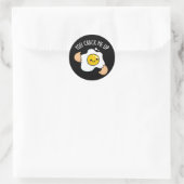 Sticker Rond Tu Me Frappes Un Jeu D'Oeufs Drôle (Sac)