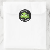Sticker Rond Turtley Awesome Funky Turtle Pun Dark BG (Sac)