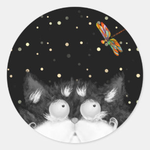 Sticker Rond Tuxedo Cat surpris par la libellule