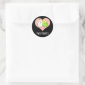 Sticker Rond Tweethearts Drôle Inséparables Pun Dark BG (Sac)