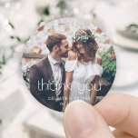 Sticker Rond Typographie Art déco chic & Mariage photo Merci<br><div class="desc">Ajoutez une touche personnalisée élégante aux cartes de remerciement mariages et aux faveurs de la réception avec autocollants photo ronds / scellés d'enveloppe personnalisés. L'image et toute la formulation de ce modèle sont simples à personnaliser. "Merci" peut être changé en amour & merci, bienvenue, initiales du couple, autre texte, ou...</div>