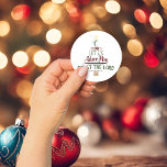 Sticker Rond Typographie de Carol Rustique Christian Christmas<br><div class="desc">Sticker Rustique Christian Carol Typography Ce carol rustique et classique d'art de Noël sera l'ajout parfait à votre saison. Les coller sur des sacs cadeaux ou des boîtes à gâteaux ! Facile à customiser avec du texte, des polices et des couleurs. Créé par le designer pro de Zazzle BK Thompson...</div>