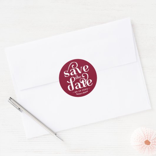 Sticker Rond Typographie moderne Mariage Enregistrer La Date (Enveloppe)