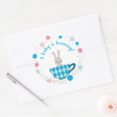 Sticker Rond Un bébé brasse Blue Teacup Baby Boy Shower (Enveloppe)