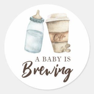 Sticker Rond Un bébé brasse une bouteille Baby shower café