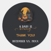 Sticker Rond Un Bébé Brûle De Mignons Baby showers D'Halloween (Devant)