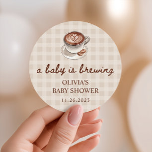 Sticker Rond Un bébé prépare un café Gingham, cadeau de baby sh
