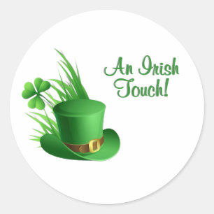 Sticker Rond Un chapeau de lutin à touche irlandaise dans l'her