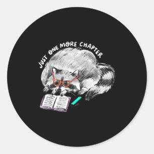 Sticker Rond Un chapitre de plus raton laveur lisant amoureux d