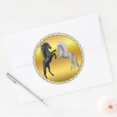 Sticker Rond Un cheval noir et blanc qui se bat (Enveloppe)