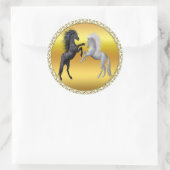 Sticker Rond Un cheval noir et blanc qui se bat (Sac)