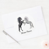 Sticker Rond Un cheval noir et blanc qui se bat (Enveloppe)