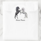 Sticker Rond Un cheval noir et blanc qui se bat (Sac)