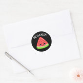 Sticker Rond Un Dans Un Melon Funny Watermelon Pun Dark BG (Enveloppe)
