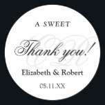 Sticker Rond Un doux merci Mariage minimaliste<br><div class="desc">Cet autocollant rond classique comporte le libellé "Un gentil merci!" avec la date mariage,  le nom de la mariée et du marié et les initiales monogramme. Design élégant,  minimaliste et classique</div>