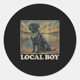 Sticker Rond Un garçon local Black Lab Chasse Chien Marais Scèn