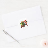Sticker Rond Un joli elfe de Noël tirant un chariot avec un cad (Enveloppe)