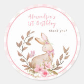 Sticker Rond Un Lapin Est En Train De Tourner Une Fille Rose (Devant)