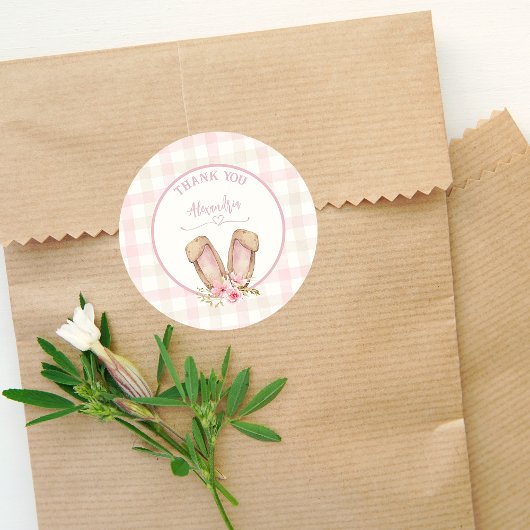 Sticker Rond Un Lapin Est En Train De Tourner Une Fille Rose