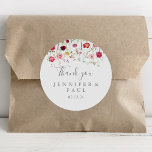 Sticker Rond Un mariage Fleur sauvage simple en faveur du maria<br><div class="desc">Ce simple fleur sauvage merci mariage faveur classique collant rond est parfait pour un mariage rustique. Le design se compose d'un assortiment multicolore de fleurs sauvages roses, rousses, violettes, jaunes, blanches, violettes, rouges, bordeaux. Faites de l'autocollant votre propre étiquette en incluant vos noms, l'événement (s'il y a lieu) et la...</div>