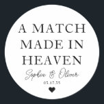 Sticker Rond UN MATCH FAIT DANS LE COEUR DU CIEL Mariages Match<br><div class="desc">Un Sticker Mariage classique en Merci noir avec "Un Match Made in Heaven" dans une police classique moderne et élégante. Vous pouvez facilement le personnaliser avec vos noms et date mariage.</div>