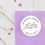 Sticker Rond Un Merci sucré Coeurs de mariage Faveur<br><div class="desc">Mariage préférez les autocollants en blanc avec un design de typographie noire et les coeurs. Baguettes de faveur de mariage mignonnes pour gâteries et bonbons avec un Merci doux dans un design de typographie magnifique. Un mariage blanc favorise les autocollants avec du texte noir et de petits coeurs. Mariage traitez...</div>