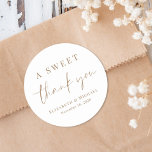 Sticker Rond Un Merci sucré Gold Script mariage Faveur<br><div class="desc">Un autocollant chic pour vos faveurs de mariage avec "Un Merci sucré" dans un script doré moderne et élégante typographie or,  vos noms et date mariage.</div>