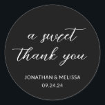 Sticker Rond Un Merci sucré Script Black Wedding Favoriser<br><div class="desc">Un Script De Merci Sucré Noir & Blanc Mariage Favoriser Sticker Rond Classique.</div>