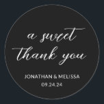 Sticker Rond Un Merci sucré Script Black Wedding Favoriser<br><div class="desc">Un Script De Merci Sucré Noir & Blanc Mariage Favoriser Sticker Rond Classique.</div>