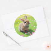 Sticker Rond Un mignon lapin dans une prairie fleurie (Enveloppe)