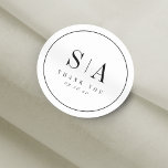 Sticker Rond Un monogramme sophistiqué minimaliste faveur de ma<br><div class="desc">Sophistiqué noir et blanc minimaliste mariage favorise autocollants avec le monogramme du couple. Simple et élégant. Idéal pour les mariage classiques modernes,  et les mariage classiques.
Voir toutes les pièces correspondantes dans la collection.</div>