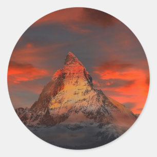 Sticker Rond Un paysage de ciel rouge à cornes de matelas éto