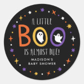 Sticker Rond Un petit livre est presque à Baby shower (Devant)