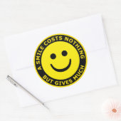 Sticker Rond Un Sourire Ne Coûte Rien, Mais Donne Beaucoup (Enveloppe)