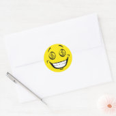 Sticker Rond Un visage Jaune aux yeux d'argent gourmand (Enveloppe)