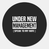 Sticker Rond Under New Management Speak To My Wife Funny Husban (Devant)