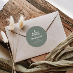 Sticker Rond Une douce fin à un nouveau Mariage débutant<br><div class="desc">Cette fin douce à un nouveau autocollant rond classique mariage de début est parfait pour un mariage rustique. Le design comporte une belle police dans un arrière - plan vert pour embellir votre événement.</div>