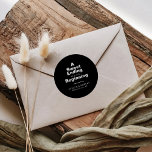 Sticker Rond Une douce fin à un nouveau Mariage débutant<br><div class="desc">Cette fin douce à un nouveau autocollant rond classique mariage de début est parfait pour un mariage rustique. Le design comporte une belle police dans un arrière - plan noir pour embellir votre événement.</div>