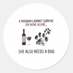 Sticker Rond Une femme ne peut survivre au vin seul, elle a aus