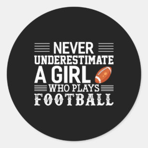 Sticker Rond Une Fille De Football Ne Sous-Estime Jamais Une Fi