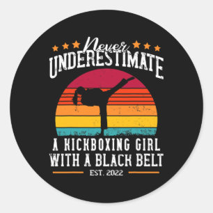 Sticker Rond Une fille de kickboxing avec une ceinture noire