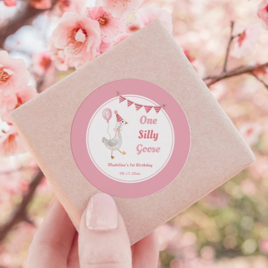 Sticker Rond Une fille rose d'oie sotte Anniversaire