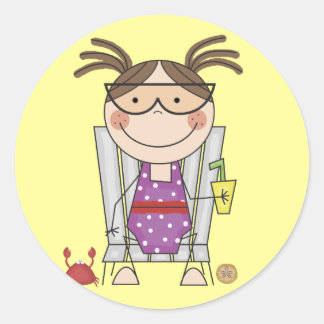 Sticker Rond Une fille se détendre à la plage Tshirts et cadeau