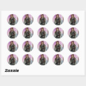 Sticker Rond Une fille souriante en noir (Feuille)
