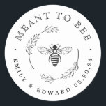 Sticker Rond Une gerbe botanique rustique veut dire mariage d'a<br><div class="desc">Conçu sur mesure pour le mariage au miel,  autocollants/étiquettes avec une couronne botanique et un design d'abeille au miel rustique moderne.</div>
