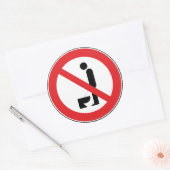 Sticker Rond Uriner pendant que debout est interdit (Enveloppe)