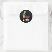 Sticker Rond V-Edgy Funny Veggie Pun Dark BG (Sac)